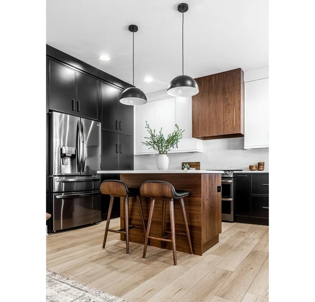 2HJTMDT Midcentury moderne kjøkken og spisestue interiørdesign med svarte skap, hvite skap, hvit kvarts og valnøtt aksenter