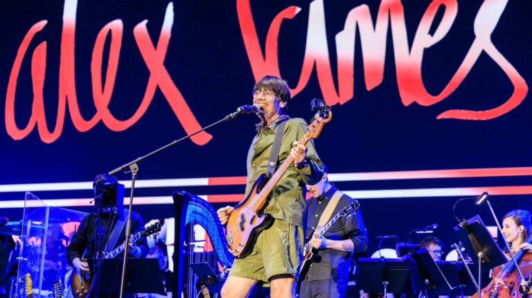 Blurs Alex James innrÃ¸mmer at han fÃ¥r "gÃ¥sehud" fra lÃ¥ter av britpop-rival Oasis
    

