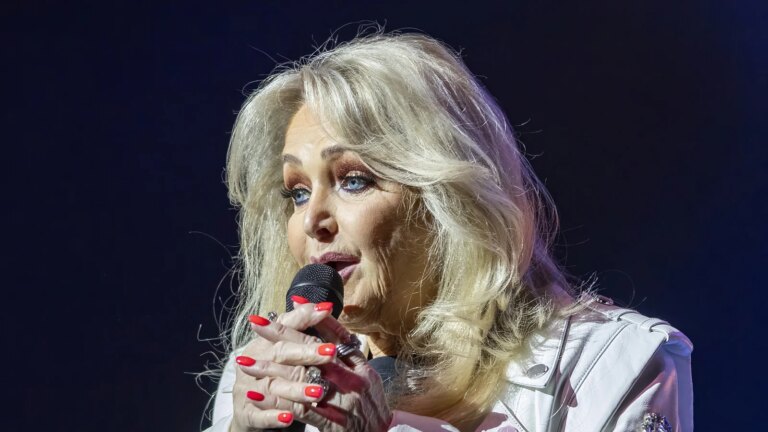 Bonnie Tyler er Â«ikke lenger i komaÂ», men er fortsatt Â«veldig dÃ¥rligÂ» pÃ¥ intensivavdelingen
    

