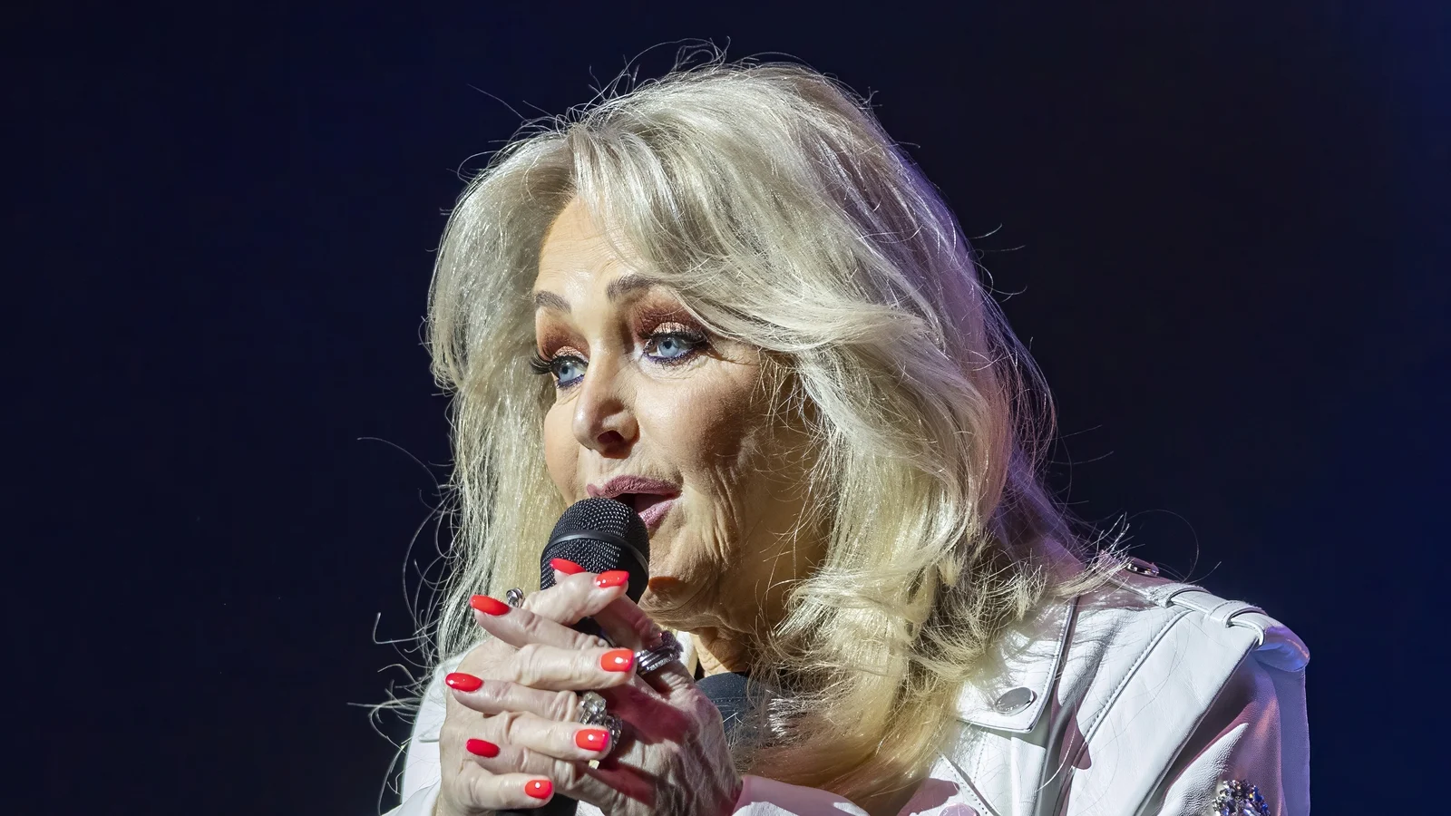 Bonnie Tyler er Â«ikke lenger i komaÂ», men er fortsatt Â«veldig dÃ¥rligÂ» pÃ¥ intensivavdelingen