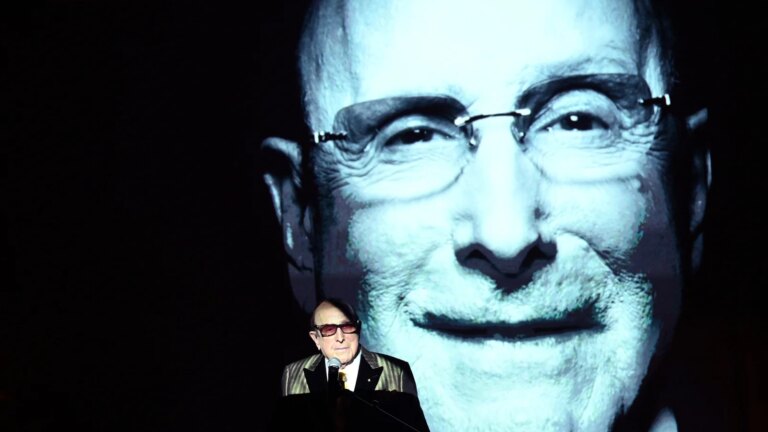 Clive Davis, musikkindustrimogul, dÃ¸r 94 Ã¥r gammel
    

