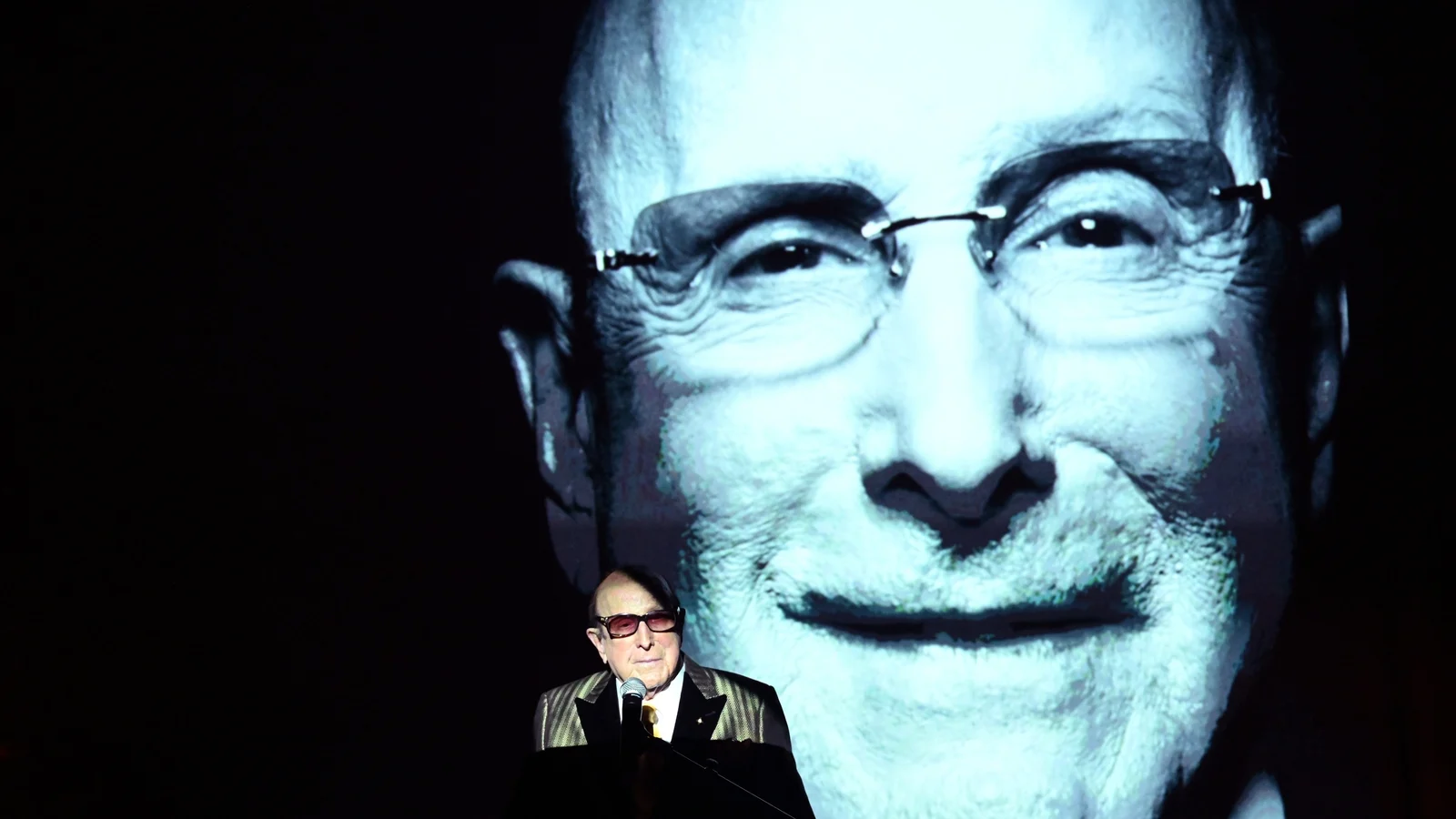Clive Davis, musikkindustrimogul, dÃ¸r 94 Ã¥r gammel