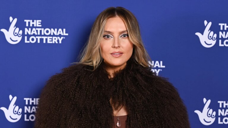 Den tidligere Little Mix-stjernen Perrie Edwards diskuterer "helvetesk" splittelse fra Zayn Malik
    

