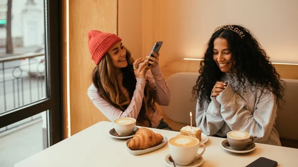 To venner tilbringer kvalitetstid sammen på en kafé