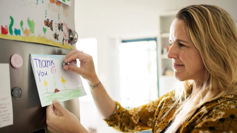 Hvilken gave bør du gi barnets lærer når skolen er ferdig?
    

