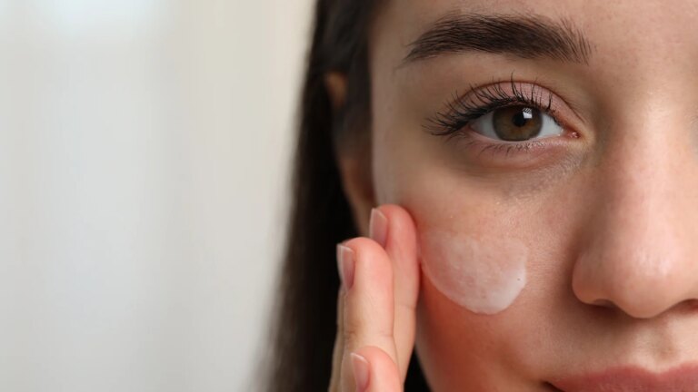 Hvorfor du bÃ¸r fÃ¸lge to-fingerregelen for Ã¥ bruke SPF
    

