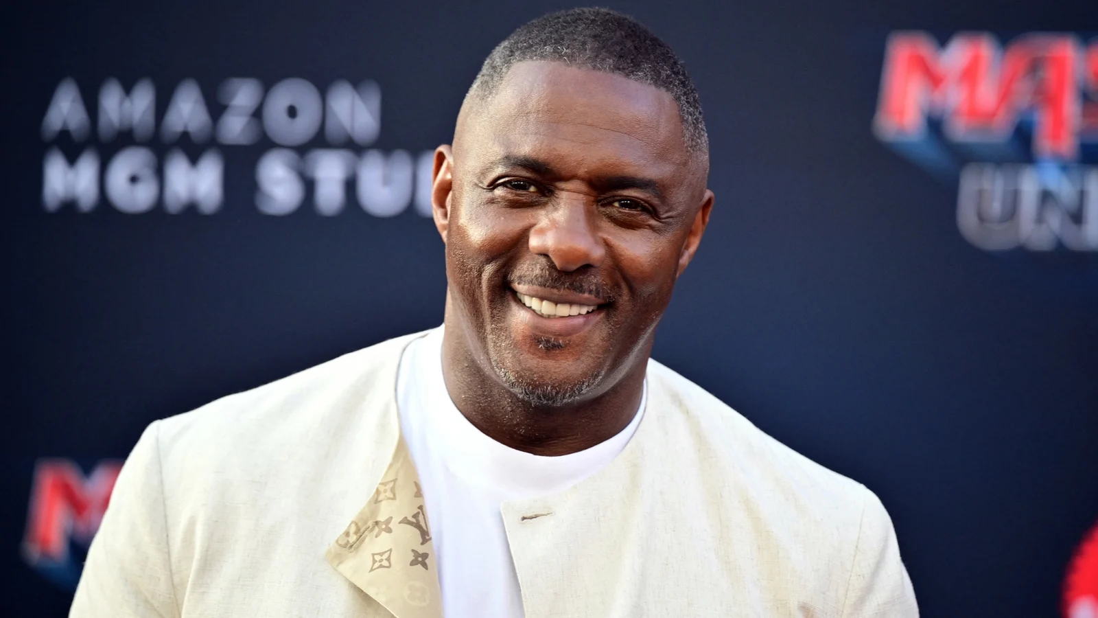 Idris Elba sier at James Bond ikke bÃ¸r gjÃ¸res "vÃ¥knet"