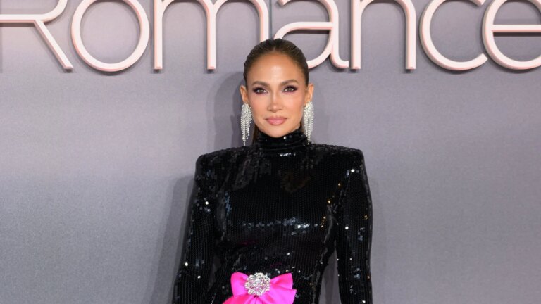 Jennifer Lopez sier at Office Romance-rollen lot henne spille "noe veldig annerledes"
    

