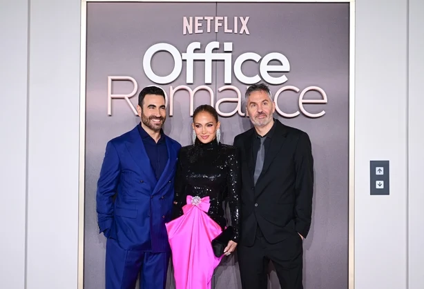LONDON, ENGLAND â€“ 03. JUNI: (LR) Brett Goldstein, Jennifer Lopez og Ol Parker deltar pÃ¥ 'Office Romance' Netflix UK-premiere 3. juni 2026 i London, England. (Foto av Antony Jones/Getty Images for Netflix)