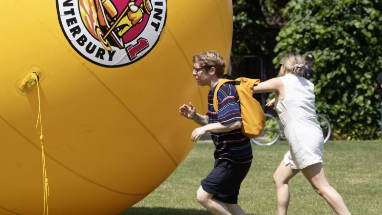 Josh Widdicombe blant stjernene i det nye showet Let's Play Ball
    

