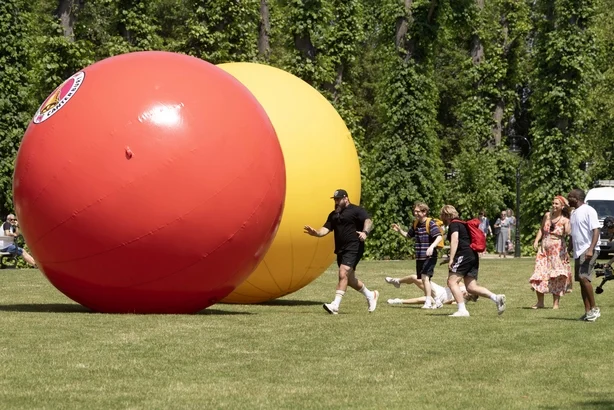 La oss spille ball