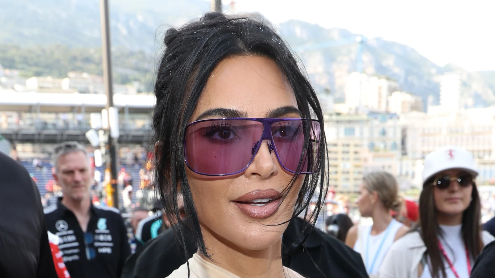 Kim Kardashian gir F1-fÃ¸rerhÃ¥ndkle etter viral forveksling