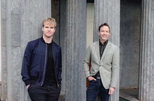 Irsk singer-songwriter med irsk programleder