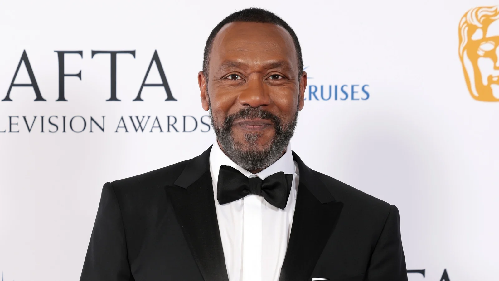 Lenny Henry sier at fÃ¸rste stand-up pÃ¥ 15 Ã¥r kommer som rasisme "fortsatt pÃ¥ frifot"