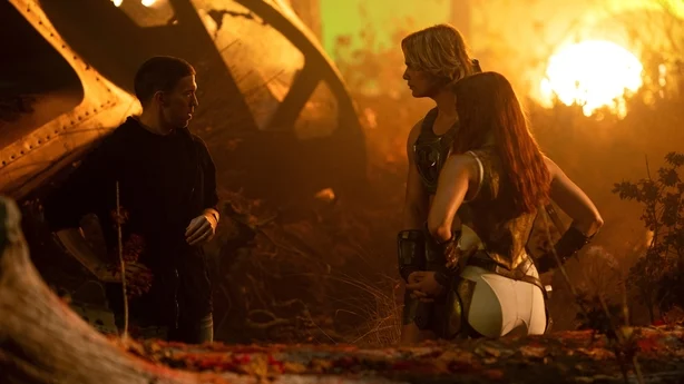 (LR) RegissÃ¸r Travis Knight og stjerner Nicholas Galitzine og Camila Mendes pÃ¥ settet til Masters of the Universe