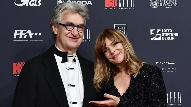 Wim Wenders og Nastassja Kinski poserer ved ankomst til den 30. European Film Awards i Berlin, 9. desember 2017. (Foto: Tobias SCHWARZ/AFP)