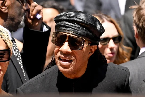 NEW YORK, NEW YORK â€“ 29. JUNI: Stevie Wonder deltar i begravelsen til Clive Davis 29. juni 2026 i New York City. (Foto av Noam Galai/Getty Images)