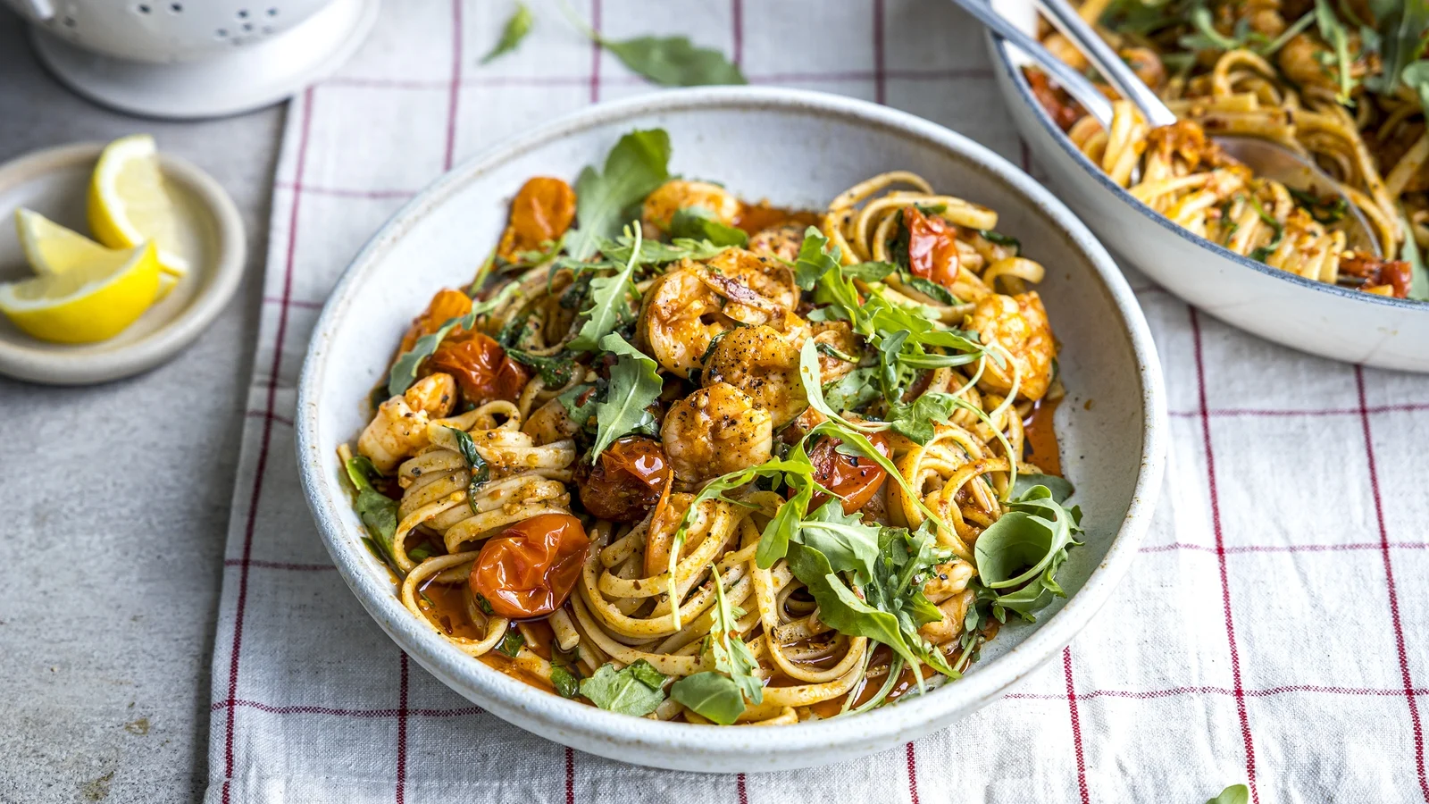 10 sommerlige pastaretter å legge til ukemenyen