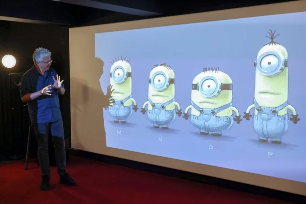 PARIS, FRANKRIKE - 09. JUNI: Pierre Coffin presenterer de forskjellige stadiene av animasjon og deres kreative prosess, fra Ã¥ tegne skisser til Ã¥ gi ut hele 3D-animasjonsfilmen, under en spesiell 