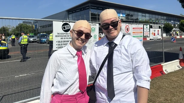To unge kvinner iført skallet caps, solbriller og hvite skjorter 