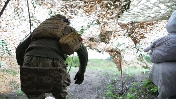 Ukrainsk soldat går.