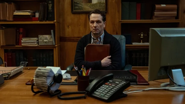 Michael Sheen som Tom Loftis i Widow's Bay