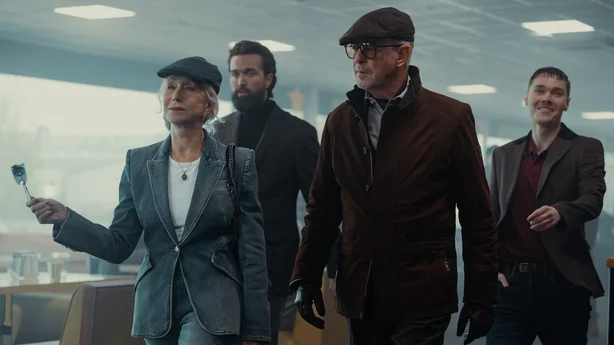 (LR) Helen Mirren som Maeve Harrigan, Emmett J Scanlan som Paul, Pierce Brosnan som Conrad Harrigan, og Jack Archer som Fergus i MobLand, sesong 2. Foto: Luke Varley/Paramount+