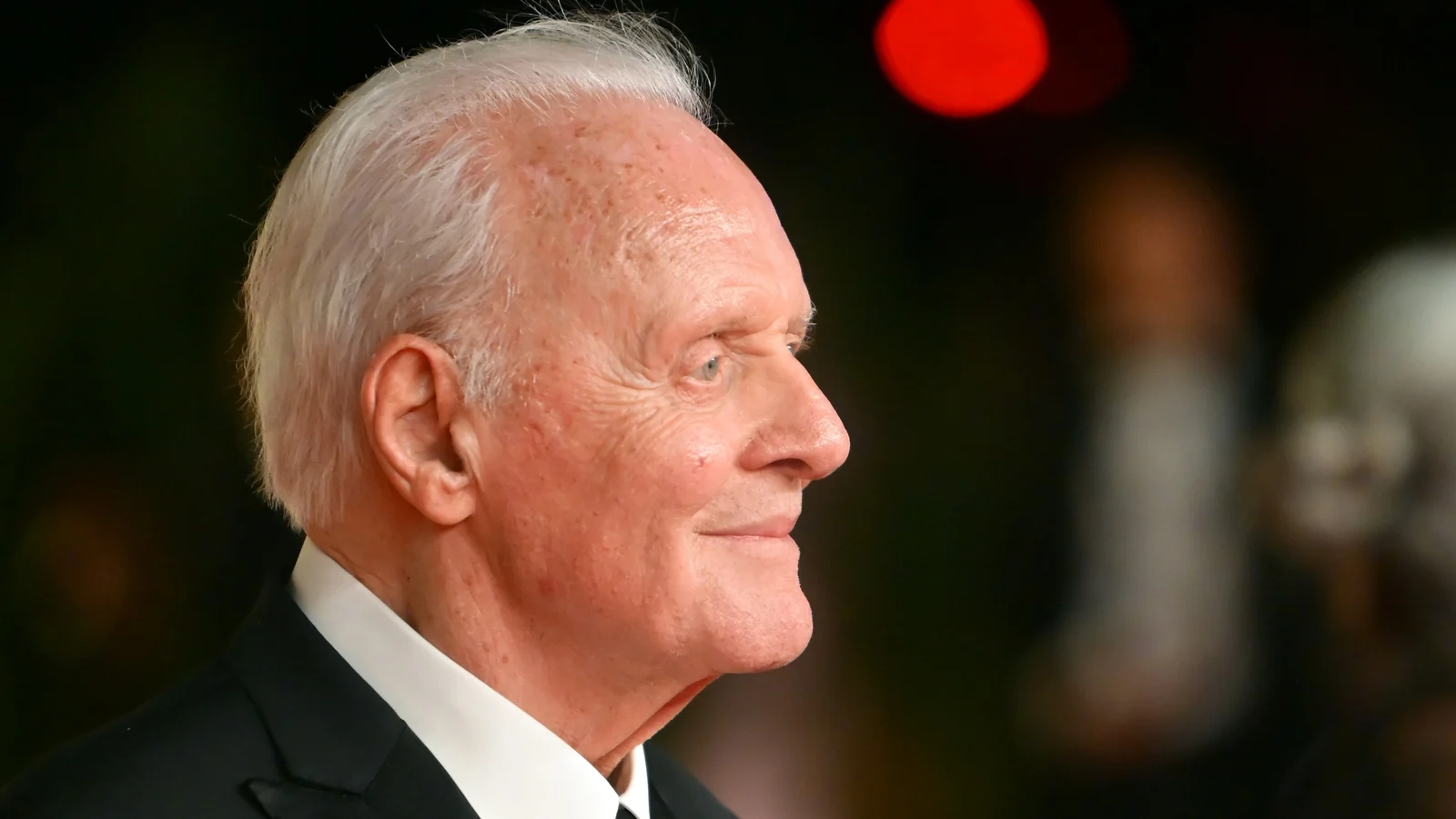 Anthony Hopkins signerer platekontrakt som komponist, «livets ære»