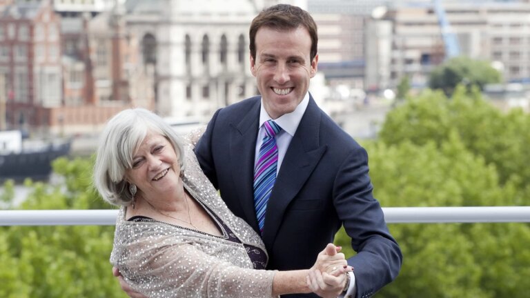 Anton Du Beke hyller den 'ekte vennen' Ann Widdecombe
    

