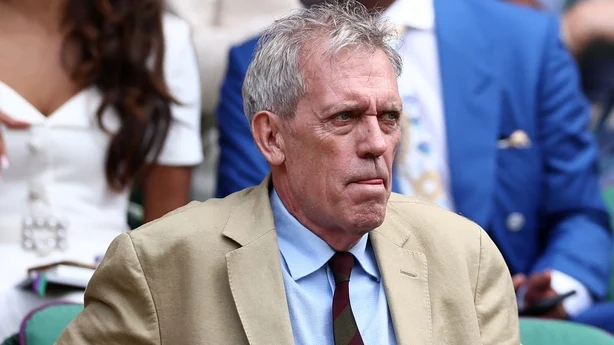 Hugh Laurie på dag 12 av Wimbledon-mesterskapet i 2026 på The All England Lawn Tennis and Croquet Club i Wimbledon 10. juli 2026. (Foto av HENRY NICHOLLS / AFP) / BEGRENSET TIL REDAKTIONELL BRUK