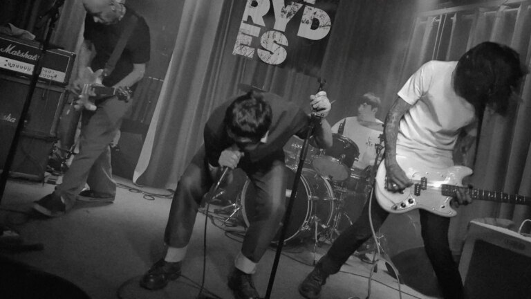 Bak musikken - Slyrydes
    


