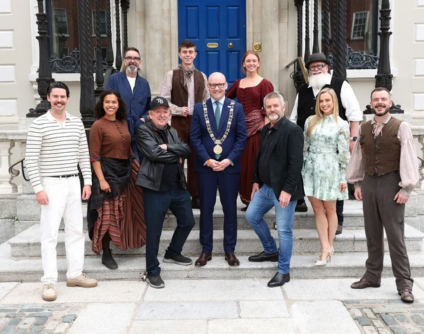 Lord Mayor of Dublin Councilor Ray McAdam med Brian Warfield og Larry Bass avbildet med rollebesetningen ved lanseringen av Celtic Exodus-The Musical skrevet av Brian Warfield som åpner for en historisk fire ukers kjøring i Mansion House, Dublin fra 22. juli til 20. august 2026. Bilde Brian McEvoyIngen rep.