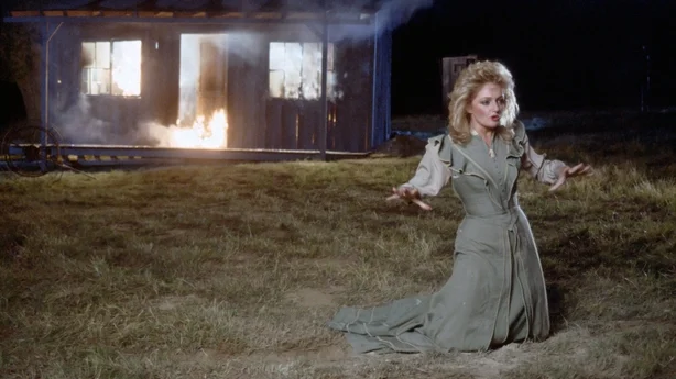 Den walisiske sangeren Bonnie Tyler i videoen til singelen sin, 'Holding Out For A Hero, 1984. (Foto av Michael Ochs Archives/Getty Images)
