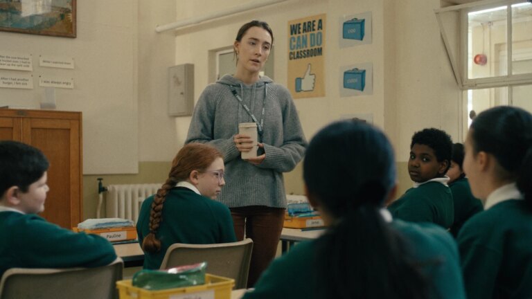 Saoirse Ronan i en klissete situasjon i svart komedie Bad Apples
    

