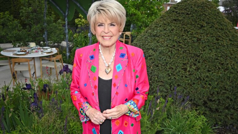 Gloria Hunniford har 'ingen intensjon om Ã¥ stoppe' etter flere tiÃ¥r med kringkasting
    

