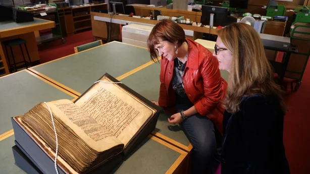 Eleanor McEvoy ser på middelalderskatter med bibliotekar Estelle Gittins i Trinity's Treasures