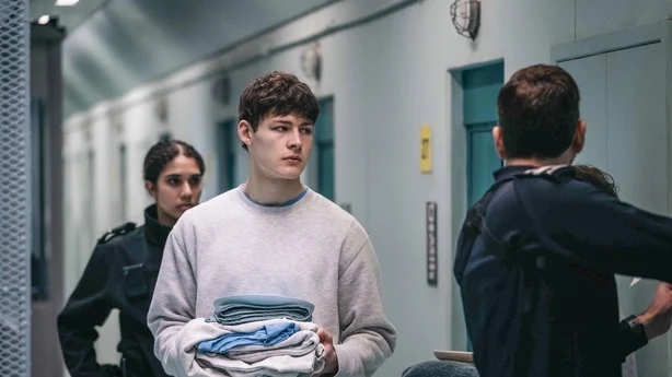 Peter Palmerston (Ollie McNulty) blir eskortert til cellen sin i Time Foto: BBC/BBC Studios/Peter Marley