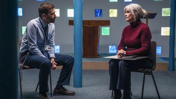 Bailey (David Tennant) og Marie Louise O'Dell (Siobhan Finneran) har en diskusjon i Time Photo: BBC/BBC Studios/Peter Marley
