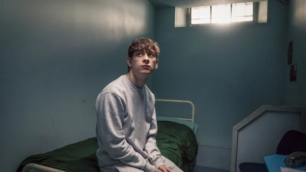 James Hennessy (Louis McCartney) i sin celle i Time Foto: BBC/BBC Studios/Peter Marley