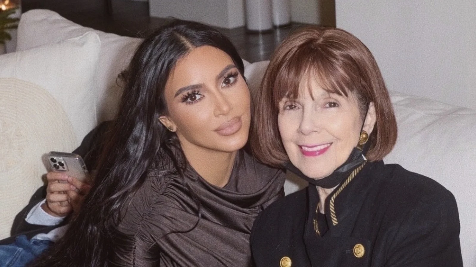Kim Kardashian svarer etter å ha lagt ut feriebilder etter bestemors død