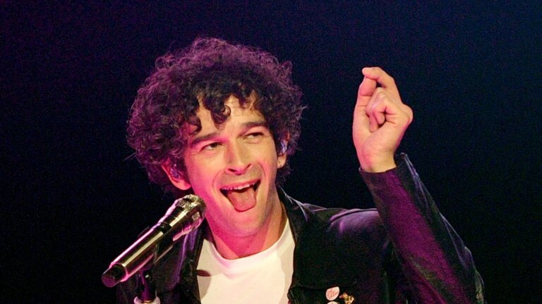 Sangeren Matty Healy fra 1975 og modellen Gabbriette knytter bÃ¥nd
    

