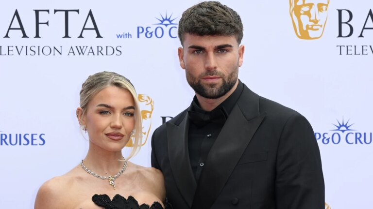 Love Island-stjernene Molly Smith og Tom Clare gifter seg i en "intim" seremoni
    

