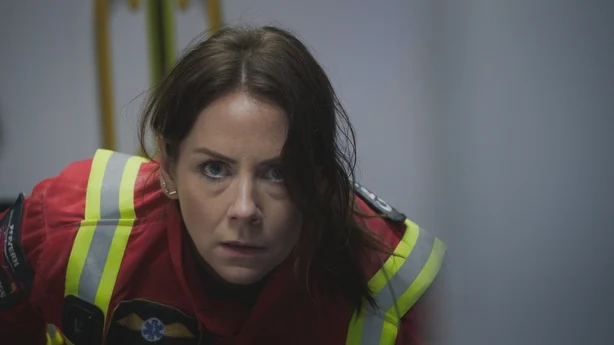 Stevie (Elinor Lawless) er midt i blinken. Foto: BBC Studios
