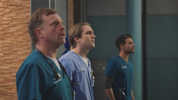 Dylan Keogh (William Beck), Cam Mickelthwaite (Barney Walsh) og Rash Masum (Neet Mohan) ser på. Foto: BBC Studios