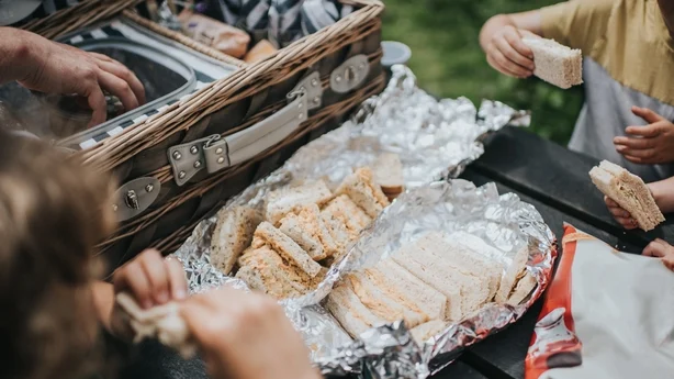 Smørbrød pakket inn i stanniol på en piknik ute