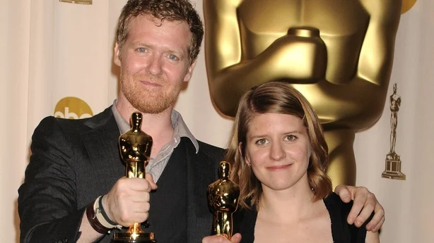 Glen Hansard poserer for et bilde med en Oscar