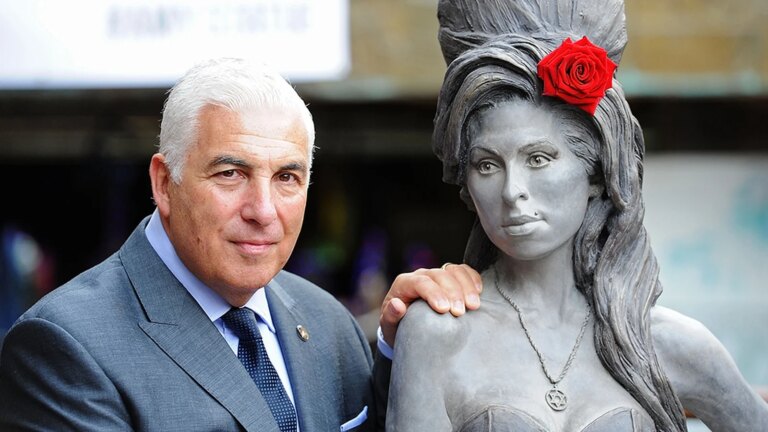 Amy Winehouses far beordret Ã¥ betale nesten 1 million pund til den avdÃ¸de sangerens venner
    

