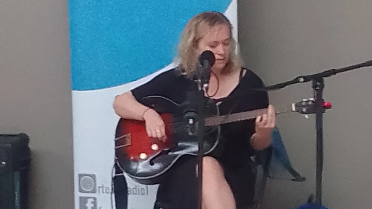 Bak musikken - Brigid Mae Power
    

