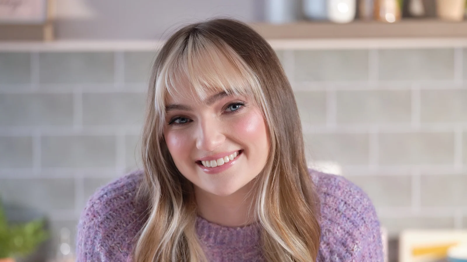 Baker Alice Kelly lanserte sin første kokebok som 22-åring