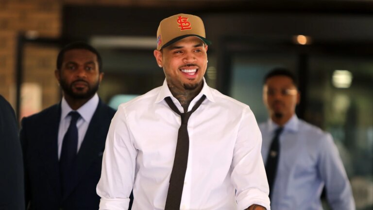 Chris Brown erkjenner straffskyld for overgrep i London
    

